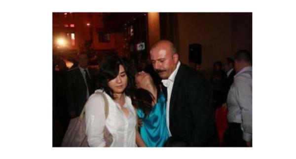 Konuklarn gz nnde yere den Karatay, hemen salk kabinine gtrd. nl mankenin tansiyonunun dt belirlendi.