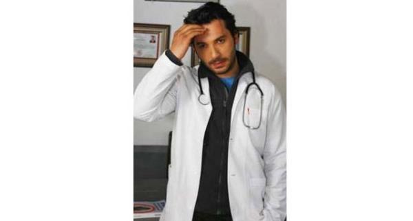 <p><b>KULLANDII CP TAKLA ATTI</b></p> Tek Trkiye adl dizide Doktor Tark adl karakteri oynayan Ozan obanolu, kelimenin tam anlamyla lmden dnd. Konya'da Tuz Gl kysnda yaplan ekim srasnda rol gerei cipiyle kayordu obanolu