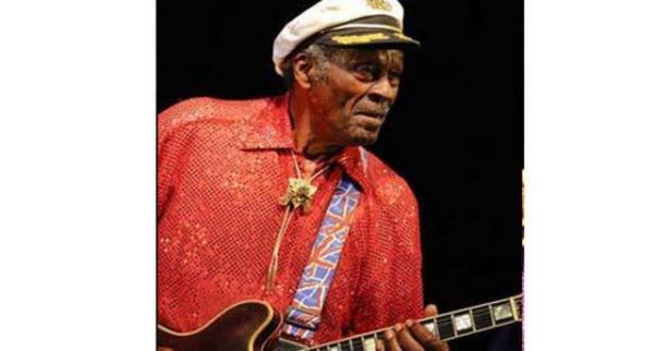 84 yandaki gitarist ve arkcnn szcs, Berry'nin bir klavyenin zerine dtn, sahneden kmak iin yardm alan sanatnn 15 dakika kadar sonra dnmeye altn anlatt. Szc, geri dnmesine ramen sahnede kalamayan ve seyircileri selamlayarak ayrlan Berry'nin doktora gittiini ve durumunun iyi olduunu da szlerine ekledi.