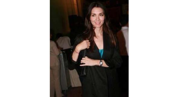 <p><b>YORGUNLUKTAN BAYILDI</b></p> zel bir davete katlan Nefise Karatay iin balangta her ey ok gzeldi. Ama Karatay bir sre sonra aniden baylp yere yld.