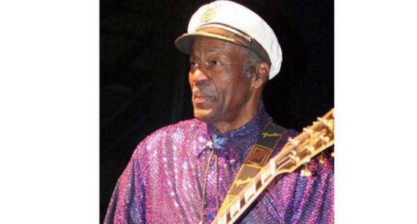 <p><b>EFSANE SAHNEDE FENALATI</b></p> Rock mziinin efsane isimlerinden Amerikal Chuck Berry d geen yl verdii konser srasnda fenalat.