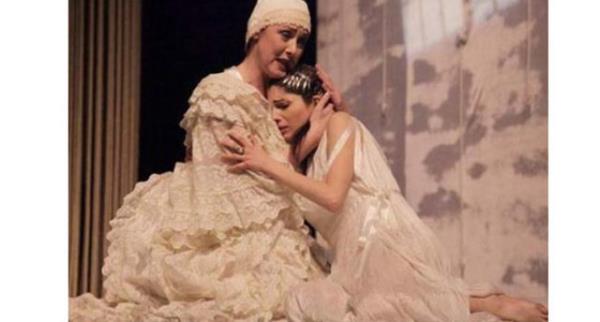 Hemen hastaneye kaldrlan zdikici'nin mide kanamas geirdii belirlendi. zdikici, rol gerei oyun boyunca alad iin strese girdiini belirtti.