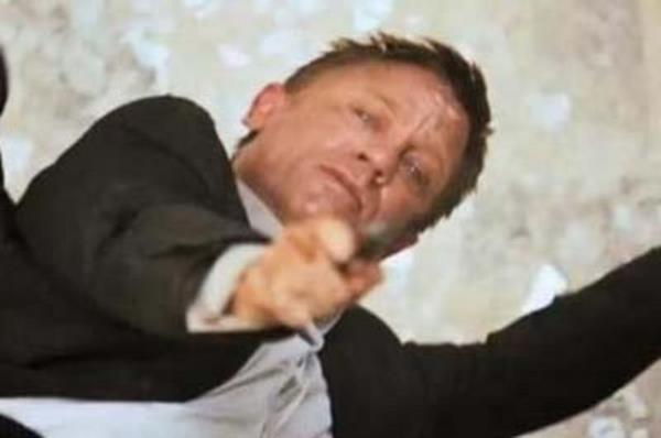 Filmin ekimleri srasnda elini ve bir parman boydan boya kesen oyuncu, ok kan kaybetti. Craig, setteki acil yardm ekibinin mdahalesinin ardndan birka gn sonra ekimlere dnd.