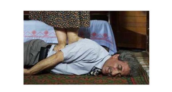 Bir sre dinlenip kendini topladktan sonra yeniden kamera karsna geen Uurlu'nun imdadna bu kez set grevlileri yetiti. ki kii Demirel'i kolundan tutup havaya kaldrarak arlnn tamamn Uurlu'ya vermesini engelledi.