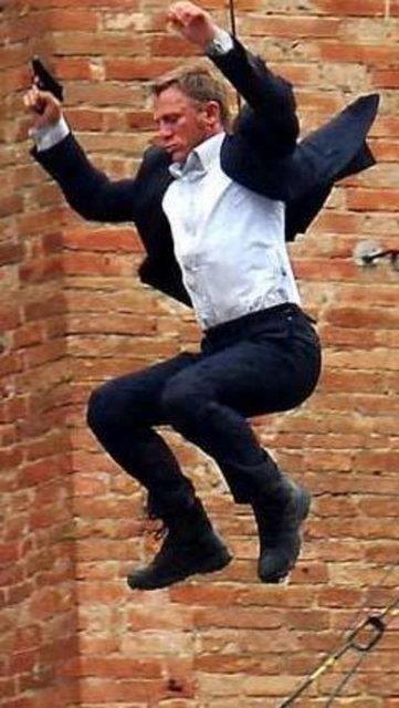 <p><b>BOND DA KAZA KURBANI</b></p> Sinema dnyasnn "gz pek karakteri" 007 James Bond'u canlandran ngiliz aktr Daniel Craig de "Quantum of Solace" adl Bond filminin setinde kazaya urad.