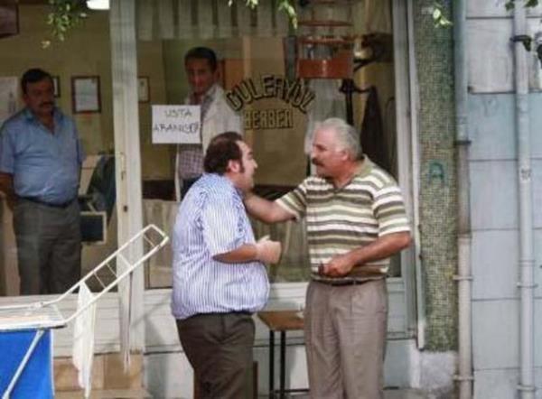 <p><b>KAFASINA DSKO TOPU DT</b></p> nl oyuncu Hasan Kaan Halil brahim Sofras?nn setinde kaza geirdi. Filmin ekimleri srasnda nl oyuncu Hasan Kaan'n kafasna disko topunun dmesiyle tm set ekibi kahkahaya bouldu.