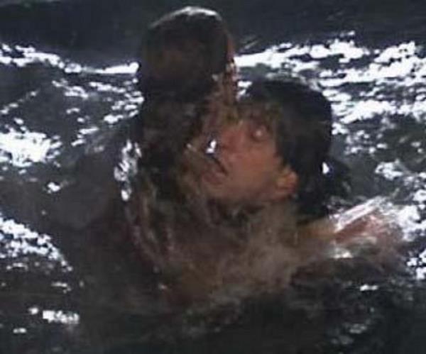 Varler, su altndaki bir cisme arparak enesini incitti. Varler uzun sre dipte kalnca Erkan Petekkaya rol arkadan belinden kavrayarak su yzeyine kard.