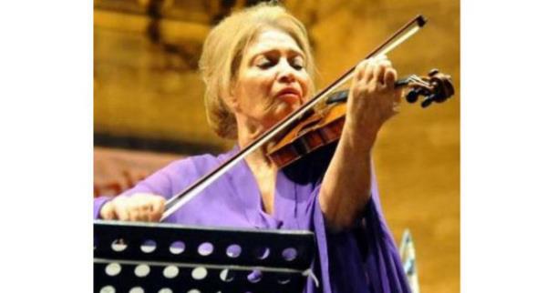 <p><b>USTA KEMANCI KONSER SIRASINDA BAYILDI</b></p> Topkap Saray'nda gerekletirilen, ef Cem Mansur ynetimindeki Ulusal Genlik Senfoni Orkestras konserinde, 75 yandaki keman virtz Ayla Erduran 2'nci eserde tansiyonu dnce baygnlk geirdi.