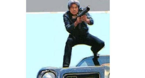 <p><b>ACISI YILLAR SONRA IKTI</b></p> Yeilam'n aksiyon yldz Cneyt Arkn da oynad hareketli filmlerin acsn yllar sonra ekti. Yrme zorluu nedeniyle hastaneye bavuran aktrn bu rahatszlna yllar nce film setlerinde ald darbelerin sebep olduu ortaya kt.