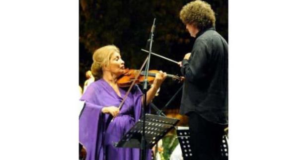 Ancak usta sanat bir kez daha baylp sahneye ylnca hastaneye kaldrld, konser yarm kald.