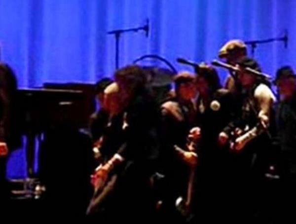 Cohen hemen kulise gtrld. Herkes yeniden sahneye dnmesini bekledi. Ama Cohen geri dnemedi ve konser yarm kald.