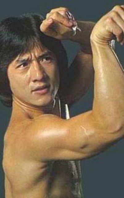 Chan, defalarca boynundan, bandan, kollarndan, belinden ve bacaklarndan yaraland. Chan'in yaad kazalar arasnda en ilginci ise "Rob-B-Hood" adl filmin ekimleri srasnda meydana geldi.