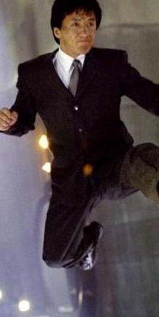 Chan, sette yaanan bir kaza sonucu hastaneye kaldrlrken, kazaya bir dv sahnesinin ekimleri srasnda ''yanl ayakkab giyen'' dublrn tekmesinin sert ekilde Chan'in gsne gelmesinin neden olduu bildirildi. Oyuncu ise her zaman gvenlie nem vermesine ramen ekimlerde bu tr kazalarn olabildiini belirtti.