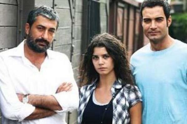 <p><b>NEFES YETMED</b></p> Gecenin Kanatlar adl filmin barol oyuncularndan Murat nalm sette fenalk geirdi. Filmde 400 metre koucusu olarak Milli Takm'a katlmaya uraan bir atleti oynayan nalm, ar scaklara yenik dp baygnlk geirdi.