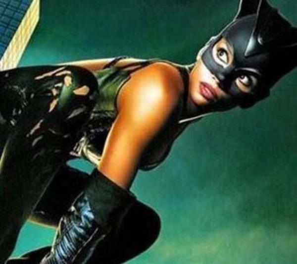 Gothika adl gerilim filminde Penelope Cruz ve Robert Downey Jr. ile kamera karsna geen Berry, ekimler srasnda kolunu krd.