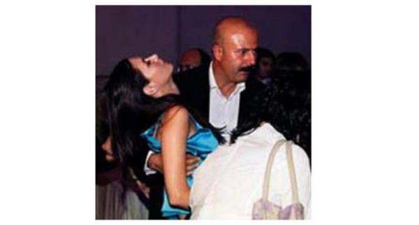 <p><b>PODYUMDA BAYILDI</b></p> 2009 ylnda Ankara'da dzenlenen moda gnleri kapsamnda podyuma an Irmak Atuk da defile srasnda baygnlk geirdi.