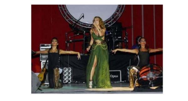 <p><b>SAHNEDE BAYILDI</b></p> Bir sahne kazas da arkc Ziynet Sali'nin bana geldi. zmir Enternasyonal Fuar'nda sahne alan Sali, arksnn bitmesinin hemen ardndan baylarak yere dt.