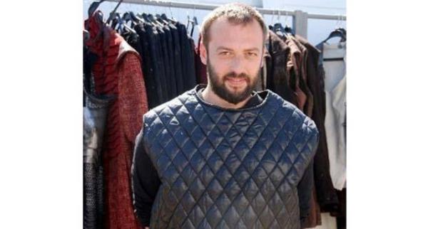 <p><b>PARGALI ATTAN DT</b></p> Muhteem Yzyl dizisinde Pargal brahim Paa'y canlandran Okan Yalabk, bir sahnenin ekimi srasnda attan dt.