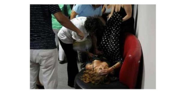 Sali, hemen sahne ekibi tarafndan kulise tand. Burada yaplan muayenede sanatnn tansiyonunun dt belirlendi. Bir sre dinlenen Sali, tekrar sahneye dnd.