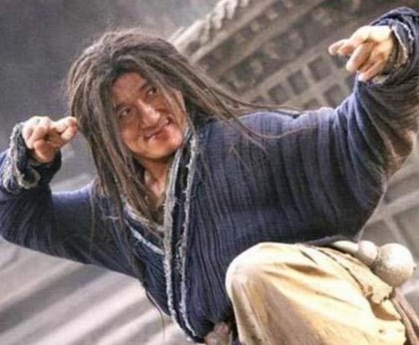 <p><b>GERD KAZALARI YAZSA KTAP OLUR</b></p> Aksiyon filmlerinin yldz Jackie Chan o kadar ok set kazas geirdi ki oturup yazsa bir kitab doldurabilir.