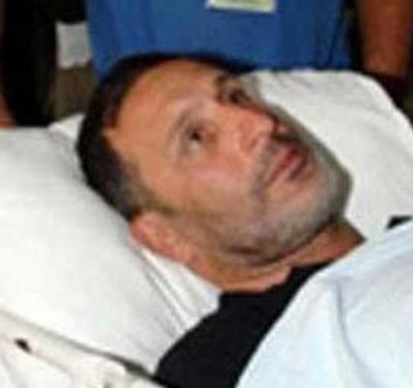 <p><b>CEM ZER DE HASTANELK OLDU</b></p> Cem zer de oynad Scak adl filmin su alt ekimlerinden sonra hastaneye kaldrld. Rol gerei tple 12 metre dalan zer su yzne ktktan sonra fenalat. Ellerinde ve ayaklarnda uyuma hisseden zer, hastaneye kaldrld.