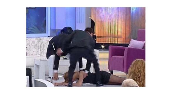 Erken daha sonra yapt aklamada "Tansiyonum zaten dktr. Ama o anda daha da dm. O yzden bayldm" diye konutu.