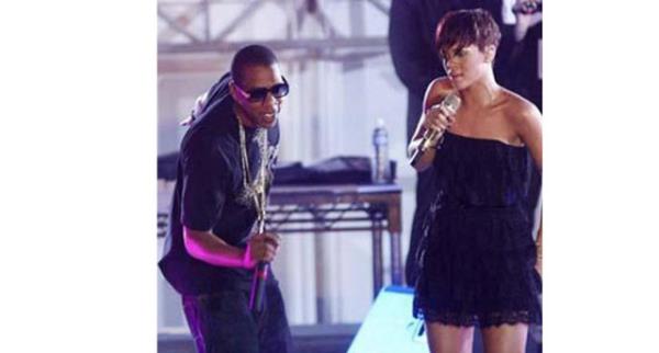 <p><b>RIHANNA DA FENALATI</b></p> ok youn bir konser program olan Rihanna da konser srasnda fenalaan nllerden.