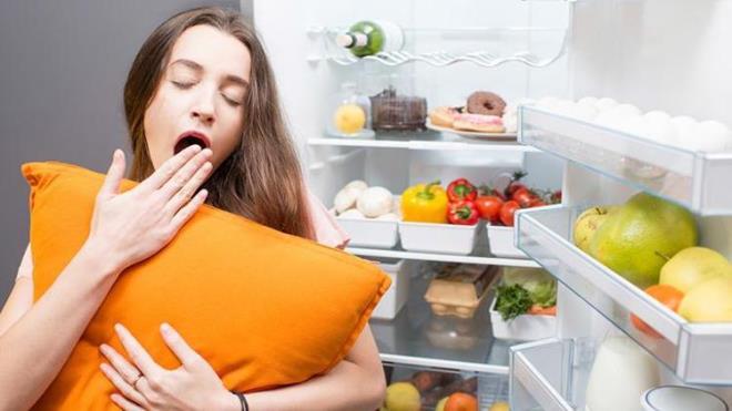 ?KURUYEM YYN, AYRAN N?  <p>  Eer akamlar attrmay seven bir bireyseniz, yemek sonras karbonhidratl ara nler yerine, 8-10 adeti gemeyen tuzsuz kuruyemileri veya ayran/kefir gibi probiyotik besinleri tercih edebilirsiniz. Uyku kalitesi iin yatmadan 4-5 saat ncesinde kafein almn snrlamay da unutmamak gerekir.