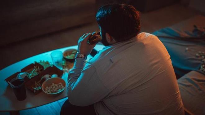 GECELER YA DEPOLANMASINI HIZLANDIRABLYOR<p>    Hlya Yiit, diyabet gibi kronik bir rahatszlnz yoksa neler yaplabileceini yle anlatt: ?Vcudunuzu geceleri a brakmanz hcre yenilenmesi (otofaji), vcuttan toksinlerin atlabilmesi yani detoks srecine destek oluyor. Akam yemeinden sonrasnda vcuda ihtiyacndan fazla alnan karbonhidrat ve ekerler (meyve ekeri dahil), vcutta kullanlamayaca iin ya depolanmas srelerini hzlandrabiliyor ve ilerleyen dnemlerde karacier yalanmasna sebep olabiliyor. Bu da bizler iin bel evresinin artmas, yalanmamz anlamna geliyor.?