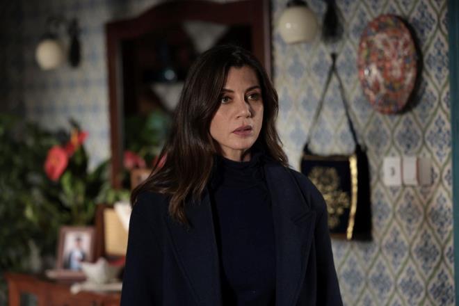 FATMA'DAN GAMZE'YE T    Sabah zor eden Fatma Hanm ise kz Gamze'ye Tuna'nn dzene ihtiyac olduunu "Git bir ev tut, aile hayatnz olsun" diye tledi. Durumun farknda olduunu syleyen Gamze ise ona sarld.