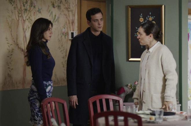 mer'de Gamze'den srpriz hamle! "mer herkesle ayn anda renmemeliydi" - 8  GAMZE KSLER BARITIRMAK STYOR    Sabah namaznda babasnn kslkle ilgili vaaz vermesiyle zlen mer, Nisa'y olan biteni anlatt. Gamze ise Nisa'ya lokantada bir yemek hazrlayp Reat Hoca'y davet etmeyi teklif etti. Ancak Nisa bunu reddetti. Evden knca Gamze ise dertleen mer, "Bugn anladm, babam da ok zlm" dedi.    Ev konusunda mer ile bir kez daha tartan Gamze ise "Ben her eyden nce anneyim. Olumu dnmek zorundaym. Ona istedii yuvay vermek zorundaym" dedi. mer de onu anladn syleyip bu durumu zeceine dair sz verdi.