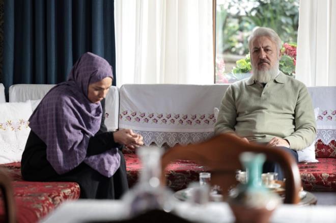 Gamze'ye onu i konusunda destekleyemedii iin zgn olduunu syleyen mer, atlye konusunda bir tereddt olup olmadn sordu. Gamze ise skntl bir durum olmadn belirtti.    iek ile ayn oday paylamakta zorlanan Reat ise durumda adapte olmak iin einin fotorafn duvardan indirdi.