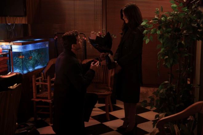 MER'DEN GAMZE'YE ROMANTK SRPRZ    Ayn anlarda berber dkkann mumlarla ssleyen mer ise Gamze'ye srpriz yapt. Onu ok zdn syleyen mer, af dileyip alyanslarn "Bu yzkleri bir daha hi karmayalm" diyerek kard. Sonrasnda "Beni affet Gamze. nk neden biliyor musun? Ben sana mecburum" dedi.