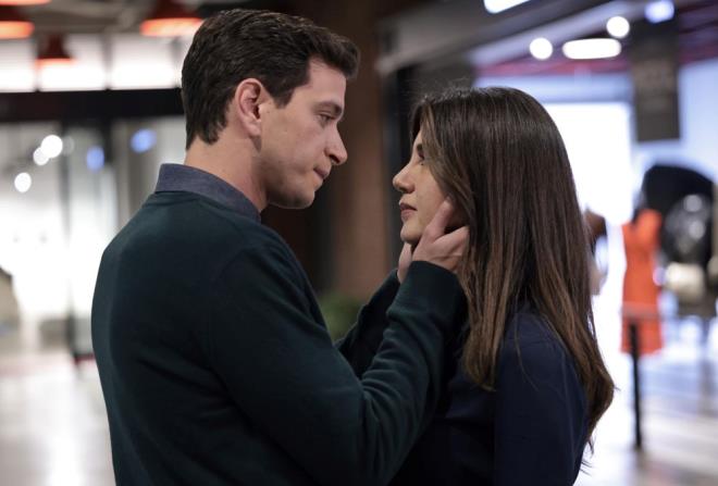 Galeriye giden mer ise almaya balad ilk gn Nevzat'n szleriyle phelendi. ule'nin krlganlndan bahseden Nevzat, kardeinin yanna gelip Dou diye bir arkadandan bahsetmesiyle oray terk etti. Ardndan Gamze'nin yanna giden Nevzat, onun uyarsna kulak asmamasna tepki gsterdi. Buna sessiz kalmayan Gamze de onu zel hayatyla ilgilenmemesi konusunda uyard.