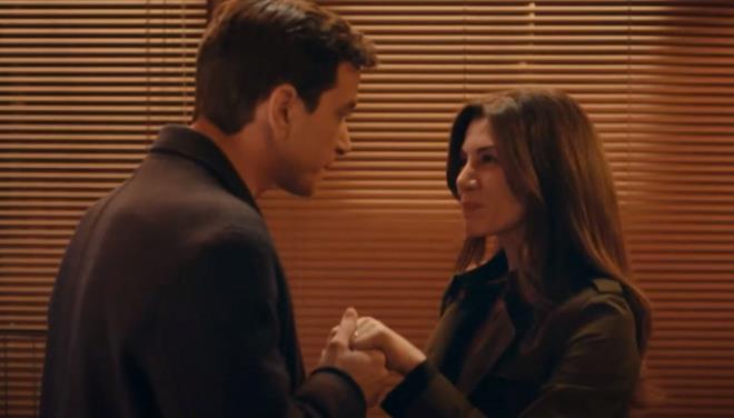 "BZ EVMZ TUTTUK"    Bir emlakda ilanlara bakan Gamze, ardndan mer'in ailesiyle birlikte lokantaya gitti. Nisa'nn da babasyla barmasnn ardndan herkesin kendisini dinlemesini isteyen Gamze, "Biz mer ile kendi evimizi tuttuk. Bu mutlu haberi de tm ailemle paylamak istedim" dedi.    mer buna bozulsa da durumu aktrmazken; Nilfer "Annemi polisler gtrd, yardm edin" diyerek lokantaya girdi.