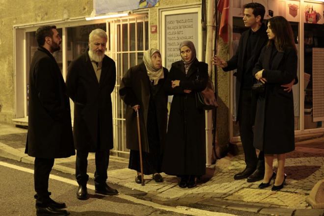 "NE E OLABLDN NE DE ANNE"    Reat'n szlerine bozulan iek ise onu marklkla sulad ve "Ben olsam Tuna'y yalnz brakmazdm. Ne e olmay becerebiliyorsun ne anne olmay" deyince Gamze kapy arpp kt.    Ayn anlarda avukat da Nisa'y da ikna edemediini Vicdan'a anlatan Hakan, polislerin geliiyle oke oldu. Haklarnda ikayet olduunu syleyen polis memurlar, ikisini de gtrd.