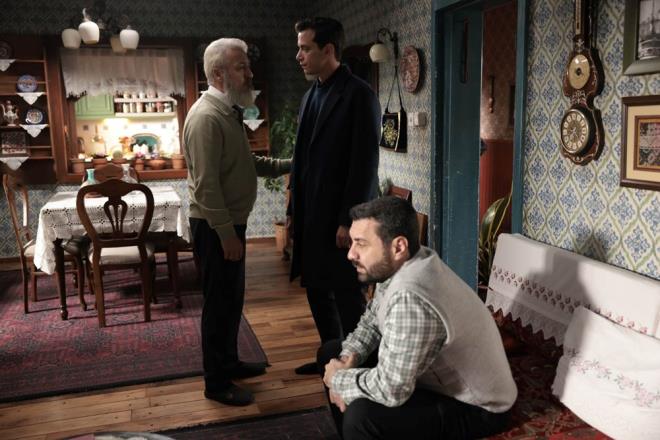 KSLK BTT    Ayn anlarda eve gelen mer ise babasyla konuup bart. len ei Aye'nin hatrasna saygszlk etmeyeceini oluna hatrlatan Reat, annesini de dneceini syledi. iek ise onun szleriyle adeta ykld.