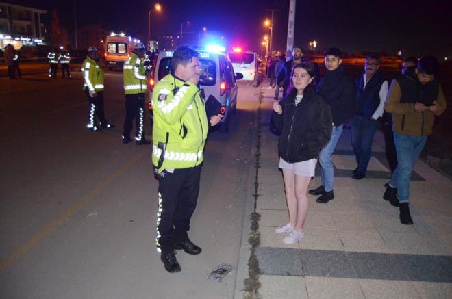 "ONLARA YK OLMAMAM LAZIM DERD"    Mine Nur ile yz yze tantn da anlatan Gl, yle devam etti:    "Burdur'dan Aksaray'a ilk geldiinde terminalde eyalar bir yere koyup, hemen benim ile tanmaya geldi. 'Babam ile annemin selam var' dedi. Yemek yiyip, sohbet ettik. Tarih rencisi olduu iin aklna taklan bir ey oldu mu, arayp sorar ve ziyaretime gelirdi. Hayatn gereklerinin farknda olan birisiydi. 'Babam ile annem ok fakir, benim onlara yk olmamam lazm. Tarih rencilerinin mezun olanlar atanamyor. Vakit kaybetmeden, bir an nce memur olmalym ve atanmalym" diyordu. Ben de onun gayretini ve baarsn takdir ediyordum. Kitap gnlerinde kazadan kurtulan kz arkada rem ile gelmiti. rem ile ders altn, kitap gnlerine de sylei dinlemeye geldiklerini sylemiti. Beni bir gn aradnda KPSS'ye altn, fakat tarlada almaktan belinin ok ardn syledi. ok zlmtm. Birka gn nce de Mine Nur ve rem'le arda karlatk. Ben de belinin rahatszl nedeniyle doktora gidip, gitmediini sordum. O da 'Annem ve babamn selam var' diyerek beni geitirdi."