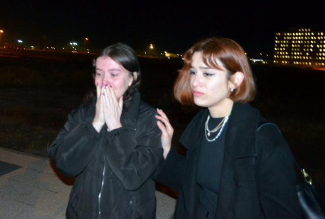 Gl, "Mine Nur Uysal, Burdur'da semt pazarnda sebze satarken Prof. Dr. Ali Sarkoyuncu hocamz ile tanyor ve hocamza Aksaray niversitesi Tarih Blm'n kazandn sylyor. Ali Sarkoyuncu hocam da beni arad, Burdur'da, pazarda, ok gariban bir ocuk ile tantm. Ondan alveri yaptm. Aksaray niversitesi Tarih Blm'n kazanm' diyerek Mine ile ilgilenmemi istedi. Ben de 'Tamam hocam, telefonumu verin ilgilenirim' dedim. Sonra renci belgesi ile bilgilerini gnderdi. Biz de Kredi Yurtlar Kurumu'ndaki tandk arkadalara syledik. Onlar da yardmc oldu ve Mine'yi yurda yerletirdik." diye konutu.