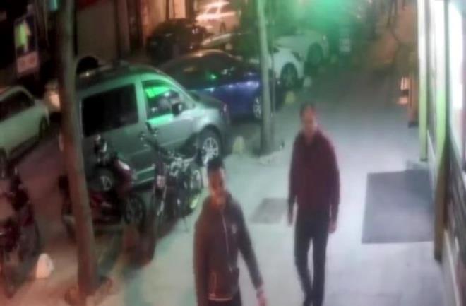 DDANAMEDEN     stanbul Cumhuriyet Basavclnca hazrlanan iddianameye gre, olay 28 Nisan gn mahalledeki aralarnda 13 yandaki M.T.K. ile 14 yandaki F.E ve E.O'nun da bulunduu ocuklar, Erol nanr ve oullarna ait Halide Edip Advar Caddesi 4 numarada bulunan i kfteci dkkanna "torpil" diye tabir edilen oyuncak patlayc madde atmas zerine gerekleti.