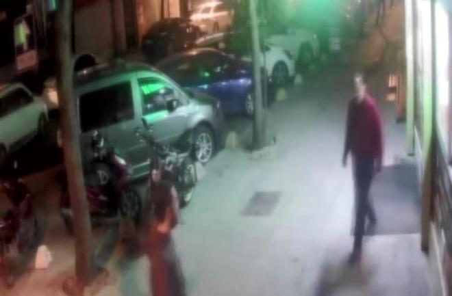 i kfteci dkkann sahibi baba Erol nanr ve iki olu, soan ve patates de attklarn iddia ettikleri ocuklar, mterilerine rahatszlk verdikleri gerekesiyle pelerine derek yakalad.