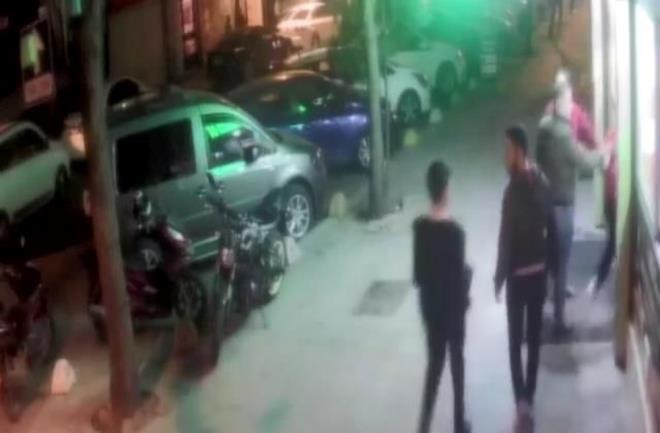 Mahkeme, 3 san "Cebir, iddet ve hile kullanarak kiiyi hrriyetinden yoksun klma" suundan haksz tahrik indirimi de uygulayarak 3 yl 1 ay 15'er gn hapis cezasna arptrd.