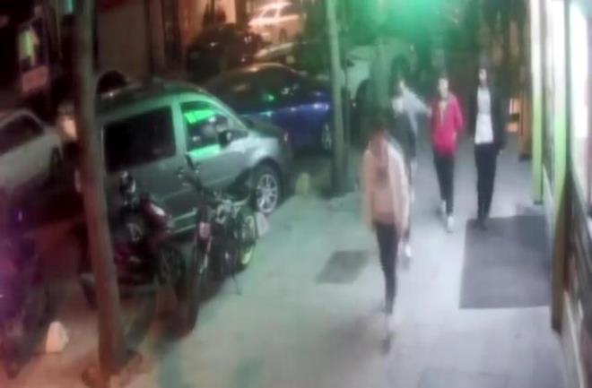 Sanklar yakaladklar ocuklardan M.T.K.'ye tokat atarak dier iki ocuu ise iterek i yerinin altnda bulunan depoya gtrdler. ddianamede, sanklarn deponun kapsn ve klar kapatarak madurlarn ailesi ve polis ekipleri olay yerine gelene kadar madurlar depoda tuttuklar kaydedildi.    Sanklarn fikir ve eylem birlii ierisinde hareket ettikleri gerekesiyle "Cebir, tehdit veya hile kullanarak kiiyi hrriyetinden yoksun klma" suundan Erol nanr ve oullar Yakup nanr ile Yusuf Eren nanr hakknda  6 yl 6'ar aydan 24'er yla kadar hapis cezas talep edilmiti.