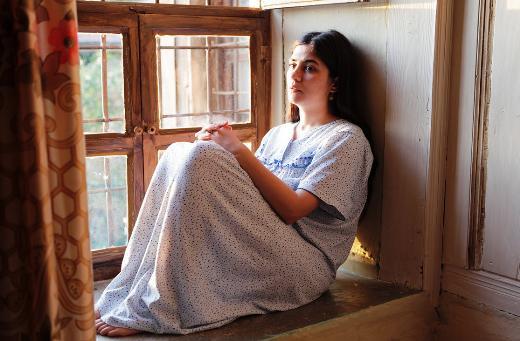 <p><b>MERYEM</b></p>    <p><b>Dram trndeki filmin konusu yle: </b></p>    "17- 18 yalarnda, gzelliiyle tm kasabann ilgisini eken Meryem'e ayn kasabada yaayan ve oullar stanbul'da alan bir aile talip olmu ve 10 gn ierisinde nian, kna gecesi ve dn yaplmtr. Meryem'in kocas Mustafa, dnden ancak birka gn nce gelmi ve 6 gn evli kaldktan sonra 'bir dzen kurar, seni de stanbul'a alrm' diyerek yaad ehir olan stanbul'a dnmtr. Kaynvalidesi ve kaynpederi ile yaamaya balayan Meryem, bir yandan hasret ekerken, bir yandan da umudunu korumaktadr. En nemlisi de evin her trl hizmetini grmeyi grev saymtr kendine. nk o evde gelin olarak bulunmasnn asl nedeni iyi hizmet etmesi iindir. Meryem bir yandan da ocuk yapamad iin st rtl bir dille sulanmaktadr. Bu arada beklenmedik bir gelime olur. Askere gitmeden nce Meryem'e ak olan Murat, terhis olup gelir. Ancak gelen Murat, giden Murat deildir. Askerde yaadklar ona ar gelmi, uzun sre psikolojik tedavi grmtr. Murat'n geliiyle Meryem'in hayat deiecektir."