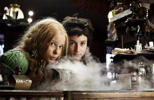 <p><b>VAMPR KIZ KARDELER</b></p>    <p>Ynetmenliini Wolfgang Groos'n stlendii Alman yapm filmin konusu zetle yle: </p>    "12 yandaki vampir kz kardeler Silvania ve Dakaria, evleri Transylvania'dan ayrlp Almanya'nn bir kasabasna tandklarnda byk bir sorunla karlarlar. ncelikli sorunlar insanlarn arasnda yaamay renecek olmalardr. Sadece geceyarsndan sonra uabilmekte ve sper glerini kullanamamaktadrlar. nsanlarn arasnda yaamay istemeyen Dakaria evlerine geri dnmeleri konusunda srar ederken, Silvania bu insancl yaama ayak uydurmaya almay tercih etmektedir. Okul yaamlar olduka zorlu bir ekilde devam ederken, srekli beklenmedik sorunlarlarla karlamaktadrlar. zellikle de komularndan birinin Dirk van Kombast isimli bir vampir avcs olmas ileri iyice zorlatrr."