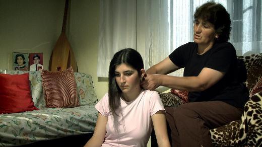 Belgesel filmde, 2 Temmuz 1993'te Sivas'ta yaanan olaylar, Madmak Oteli yangnnda hi grmedii ablas Meneke ve aabeyi Koray Kaya'y yitiren Meneke'nin gznden anlatlyor. Filmde, Meneke'nin, kendisi domadan hayatlarn kaybeden aabeyi ve ablasnn lmn aratrrken, tanklarla bir araya gelmesi izlenebilecek.     <p>Belgesel filmin mzikleri, Fazl Say imzas tayor</p>