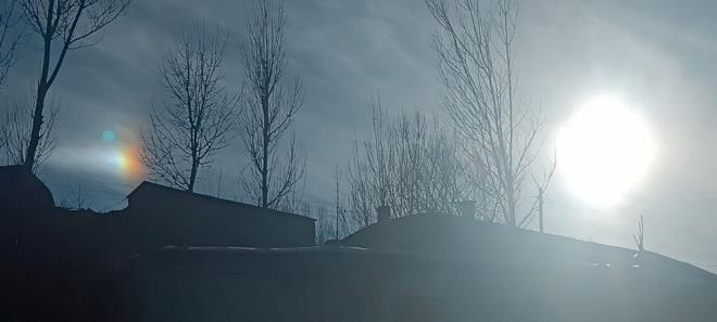 Atmosferde asl halde bulunan kk buz kristalleri zerine n yansmasyla sanki gkyznde 3 gne varm gibi bir izlenime yol ayor.