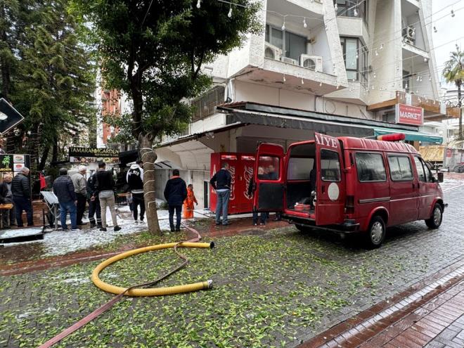 Alanya Belediyesi ve itfaiye ekipleri, i yerlerindeki suyu tahliye almas balatt.