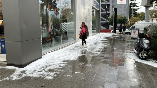 Antalya?nn Alanya ilesinde iddetli yamur ve dolu hayat olumsuz etkiledi.