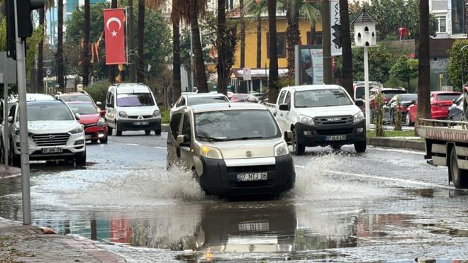 Kentin baz cadde ve sokaklarndaki su birikintisi nedeniyle srcler ilerlemekte zorland.